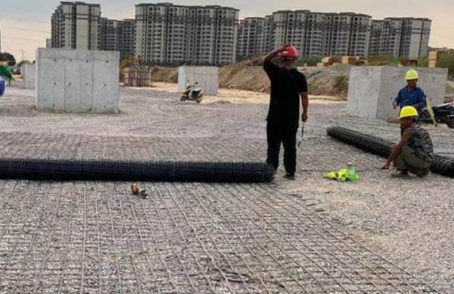 北海街道土工格栅铺设前地基要怎么处理？